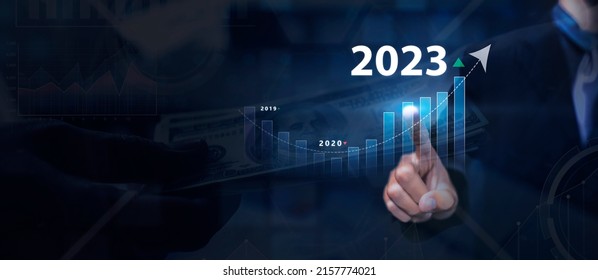 Zakelijke en technologie doel gestelde doelen en prestatie in 2023 Nieuwjaar resolutie statistieken grafiek stijgende omzet, planning opstarten strategie, pictogram concept zakenman kopie ruimte blauwe achtergrond