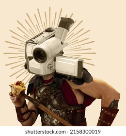 Arte contemporáneo. Guerrero medieval con cámara retro comiendo una hamburguesa con su lanza aislada sobre fondo claro. Concepto de surrealismo, creatividad, comparación de épocas, renacimiento, estilo barroco