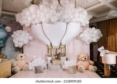 Khu chụp ảnh màu hồng với bóng bay và gấu bông, tiệc sinh nhật một năm được trang trí phong phú