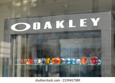 Oakley Logo PNG Transparent & SVG Vector - Freebie Supply