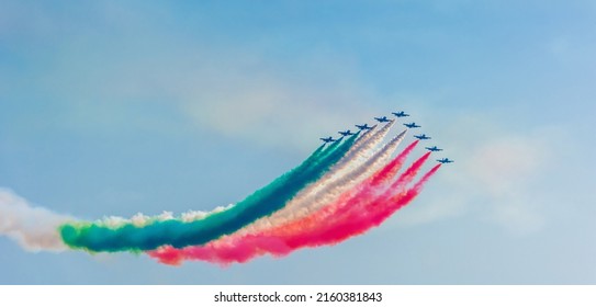 イタリアのサルデーニャ島にあるイタリアのフレッチェ・トリコロリ曲技飛行チームのカラフルな飛行機雲