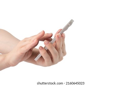 アップル 12 スマートフォン モバイルを手に、スマートフォンの画面に触れる女性、ロシア、モスクワ、2022 年 4 月 20 日