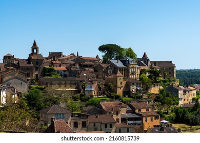 Belves, Frankrijk - 11 mei 2022: uitzicht op het idyllische Franse plattelandsstadje Belves in de Dordogne-vallei
