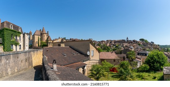 Belves, Frankrijk - 11 mei 2022: panoramisch uitzicht op het idyllische Franse stadje Belves in de Dordogne-vallei