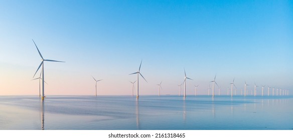 Windmolenpark in de oceaan, drone luchtfoto van windmolenturbines die groene energie opwekken, windmolens geïsoleerd op zee in Nederland. 4K-beelden van hoge kwaliteit