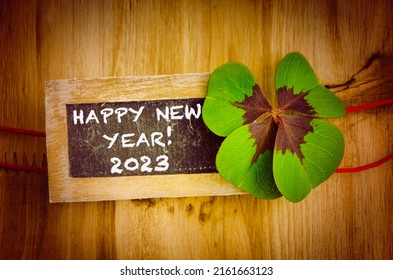 Dekoráció négylevelű lóherével és deszkával 2023-as újévre angol szöveggel HAPPY NEW YEAR 2023