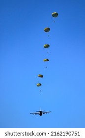 Military paratroopers - skykdiving 2K wallpaper download