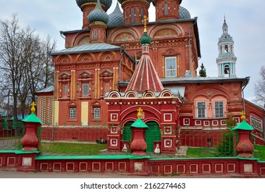 De opstandingskerk op de Debra. Een traditionele bakstenen kerk uit de XVII eeuw in Russische stijl. Kostroma, Rusland, 2022