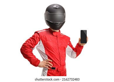 Pelumba kereta dengan topi keledar memegang telefon pintar diasingkan pada latar belakang putih