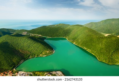 Lago con agua turquesa en las montañas verdes con vista al mar. Lago Abrau en el pueblo de Abrau-Durso, Rusia. Vista aérea. Paisaje de naturaleza de verano