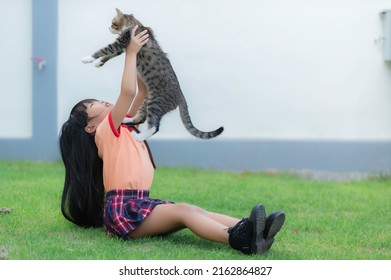 Retrato de una linda niña asiática con su gato