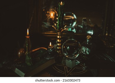 Ilustrasi hal magis....cahaya lilin, bola kristal, tongkat sihir, buku mantra latar belakang gelap, sekolah Slytherin, estetika hijau, waktu Halloween
