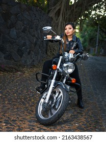 Portræt af ung kvinde med motorcykel. Udendørs portræt af ung kvinde med motorcykel.