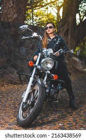 Portræt af ung kvinde med motorcykel. Udendørs portræt af ung kvinde med motorcykel.