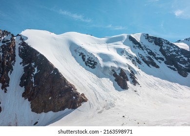 Cảnh quan tối giản với những ngọn núi tuyết dưới ánh sáng mặt trời. Chủ nghĩa tối giản đơn giản với bức tường núi tuyết. Quang cảnh núi cao tối thiểu đến đỉnh núi với sông băng ở độ cao rất cao dưới bầu trời xanh trong ngày nắng.