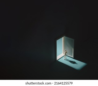 Bărbat stând în fața ușii deschise pe holul întunecat. Ieșire, concept minimal de siguranță.