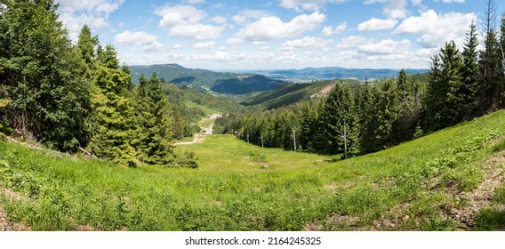 Pogled na smučišče Severka in žičnico poleti z dolino Dolní Lomná in gorovjem Beskydy (Beskid) v ozadju. Šlezija, Češka
