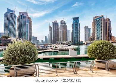 Marina Dubai dengan yacht di UEA. Bangunan tempat tinggal bertingkat tinggi, gedung pencakar langit bisnis