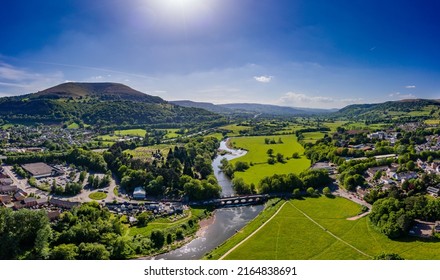 Luchtfoto van de rivier de Usk en de landelijke Welshe stad Abergavenny, Monmouthshire
