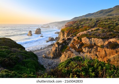 Sonnenuntergang entlang der felsigen Küste in der Nähe von Big Sur entlang der kalifornischen Küste, USA.
