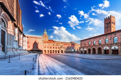 Bologna, Taliansko. Piazza Maggiore s Torre dell'Orologio a Torre dell'Arengo, orientačný bod v historickej provincii Emilia-Romagna.