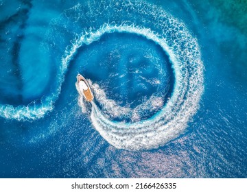 Vista aérea de la lancha rápida en agua azul clara al atardecer en verano. Vista superior desde el dron del yate flotante rápido en el mar mediterráneo. Viajes en Oludeniz, Turquía. Paisaje tropical con lancha