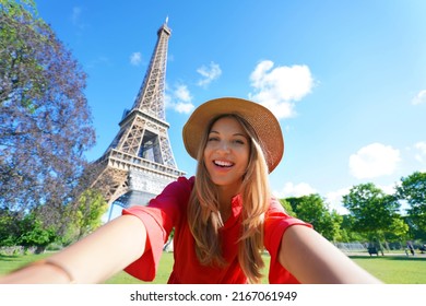 Selfi djevojka u Parizu, Francuska. Mlada turistička žena snima autoportret s Ajfelovog tornja u Parizu.