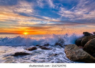 高分辨率图像格式的日出背光海浪正在海滩上拍打
