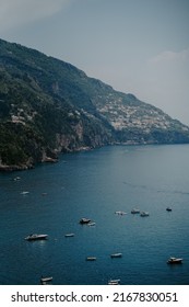 Toàn cảnh Positano ở Bờ biển Amalfi ở Ý. Quang cảnh thị trấn Positano, các tòa nhà, đường xá, thuyền và biển.
