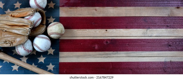 古い野球、バット、グローブ ウッド米国旗の背景に。コピー スペースを持つ野球スポーツ コンセプト