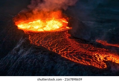 火山から沸騰する溶岩が噴出します。火山の噴火。火山噴火のマグマ。噴火する溶岩