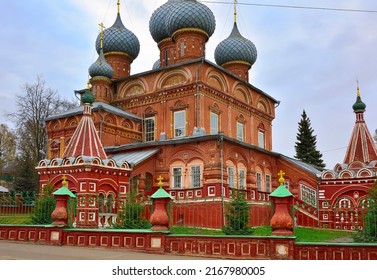 De opstandingskerk op de Debra. Een traditionele bakstenen kerk uit de XVII eeuw in Russische stijl. Kostroma, Rusland, 2022