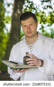 Čovjek čarobnjak s čarobnim stvarima. Halloween koncept, maskenbal ili cosplay Srednjovjekovni muški look
