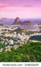 Vue aérienne des bâtiments en front de mer avec le mont Sugarloaf en arrière-plan, Botafogo, baie de Guanabara, Rio de Janeiro, Brésil