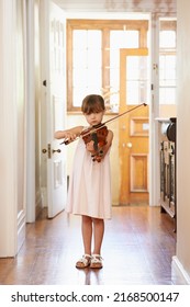 Fazendo alguma prática de violino. Foto de uma jovem tocando violino.