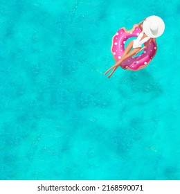 Muñeca de niña en bikini con un gran sombrero blanco tomando el sol en un juguete inflable de rosquilla flotante de verano rosa en el mar. Concepto mínimo de vacaciones de verano. Vista aérea de arriba hacia abajo