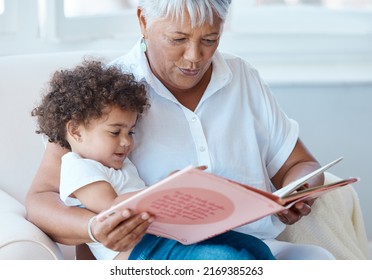 Đây là câu chuyện yêu thích của cô ấy. Cảnh một người bà trưởng thành đang đọc truyện ở nhà cho cháu gái của mình.