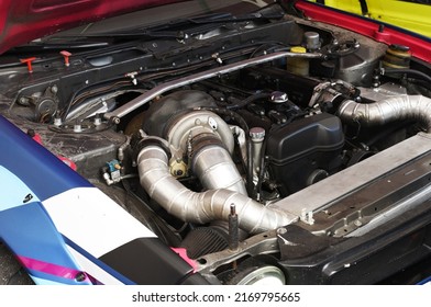タービン付きスポーツカーエンジン。レース トラックでのレース中にピット ストップでオープン レース車のボンネット。ターボチャージャー付きモーター。ブーイングとチューニング。