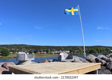 Shot van de Zweedse vlag zwaaiend in Granna, Zweden