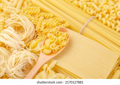 Diseño de pasta cruda italiana, diferentes tipos y formas de pasta, Tipos Farfelle, Spaghetti, Fettucine, Macaroni, Penne, Fusili, Lasagna, fideos de trigo duro.