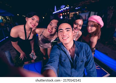 เพื่อนหนุ่มสาว 5 คนถ่ายรูปเซลฟี่อย่างสนุกสนานขณะปาร์ตี้ที่ไนท์คลับหรือบาร์ 5 คนมีช่วงเวลาดีๆ ร่วมกัน ชีวิตกลางคืน