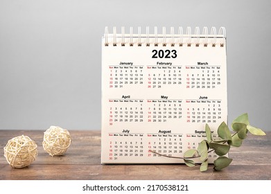 Kalenderjaar 2023 schema. 2023 Bureau kalender Kladblok op houten tafel en grijze achtergrond. Nieuwjaar. plannen voor 2023. grijze achtergrond