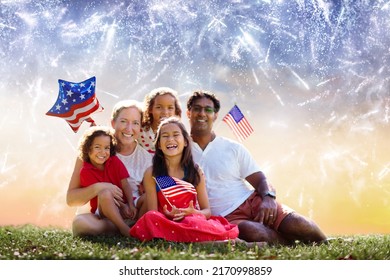 Keluarga Amerika merayakan Hari Kemerdekaan. Piknik dan kembang api pada 4 Juli di Amerika. bendera Amerika Serikat. Orang tua dan anak-anak merayakan liburan AS. Anak-anak menonton kembang api.