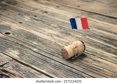 古い木製のテーブル、バスティーユの日、7 月 14 日のフランス建国記念日のコンセプトにフランスの国旗とシャンパン ボトル コルク