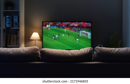 自宅のワイドスクリーンフラットテレビでサッカーの試合、スポーツとエンターテイメントのコンセプト