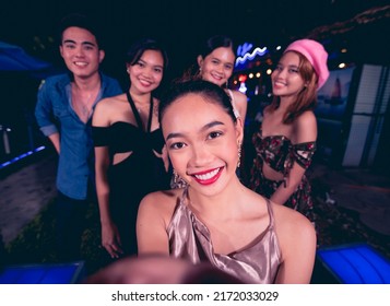 เพื่อนหนุ่มสาว 5 คนถ่ายรูปเซลฟี่อย่างสนุกสนานขณะปาร์ตี้ที่ไนท์คลับหรือบาร์ 5 คนมีช่วงเวลาดีๆ ร่วมกัน ชีวิตกลางคืน
