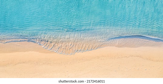 Ontspannen luchtfoto strand panorama zomervakantie vakantie panoramisch banner. Golven surfen met verbazingwekkende blauwe oceaanlagune, kust, kustlijn. Perfecte luchtfoto drone bovenaanzicht. Mooi helder strand, aan zee