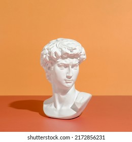 Statue antique du David de Michel-Ange dans un concept pop futuriste et vaporwave.