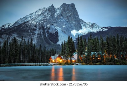 Luces nocturnas de una casa del lago en las montañas. Luces de la casa del lago de montaña. Casa del lago en las montañas. Vista de la casa del lago de montaña