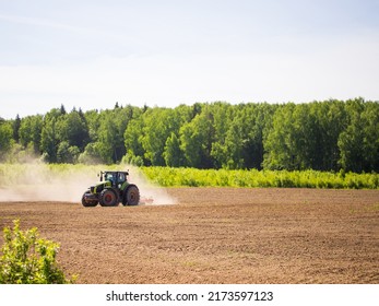 Los agricultores colectivos siembran, siembran cultivos en el campo. gran tractor trabajando en el campo, cosechando, haciendo negocios, cultivando. preparación del suelo para plantar